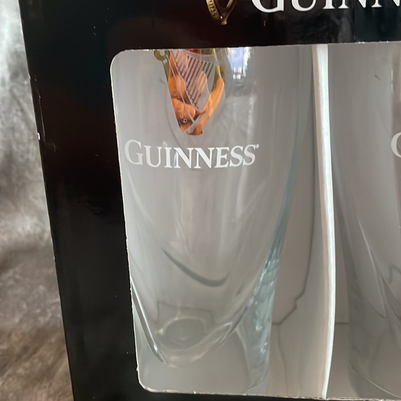Guinness Pint Glasses 20oz Gravity Glass Gold Print Embossed Harp Set of 2 - Picture 2 of 8